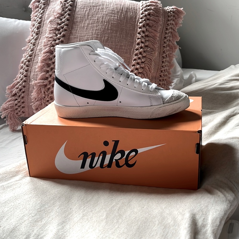NIKE BLAZERS